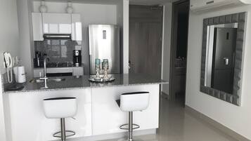 冰箱、微波炉、烤箱、炉灶