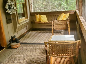 Terrace/patio - Convenient to downtown Asheville, Biltmore Estate, and Blue Ridge Pky. (Asheville)