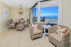 Smart TV, libri, monitor per computer