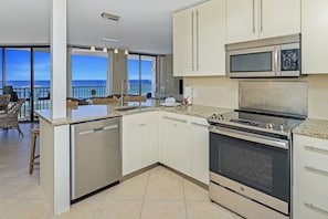 Frigorifero, microonde, forno, piano cottura