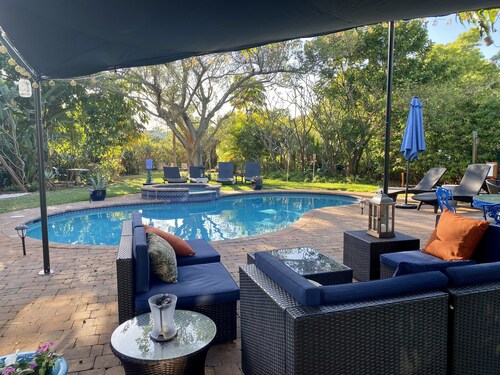 Short Walk to Beach/Town-Artistic Apt., Gorgeous Garden W/ Beautiful Shared Pool