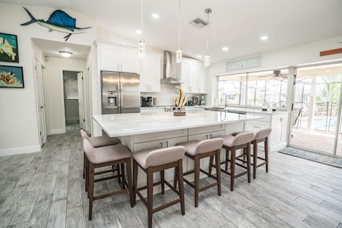 The Palm Tree Waterfront - Pool Home - Free Heated pool- Pool Table - kayaks