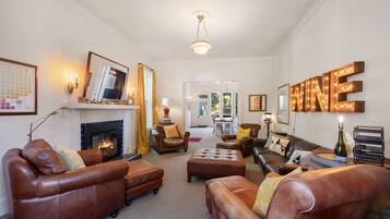 Smart TV, chimenea, reproductor de DVD y libros