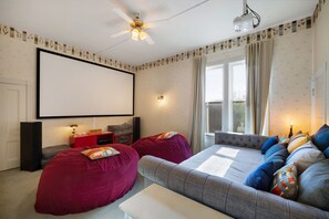 5 bedrooms, iron/ironing board, free WiFi, bed sheets