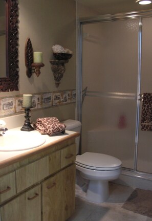 Combinazione doccia/vasca, asciugacapelli, asciugamani