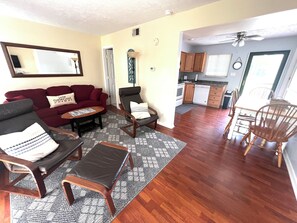 TV connectée, lecteur de DVD, table de tennis de table, livres