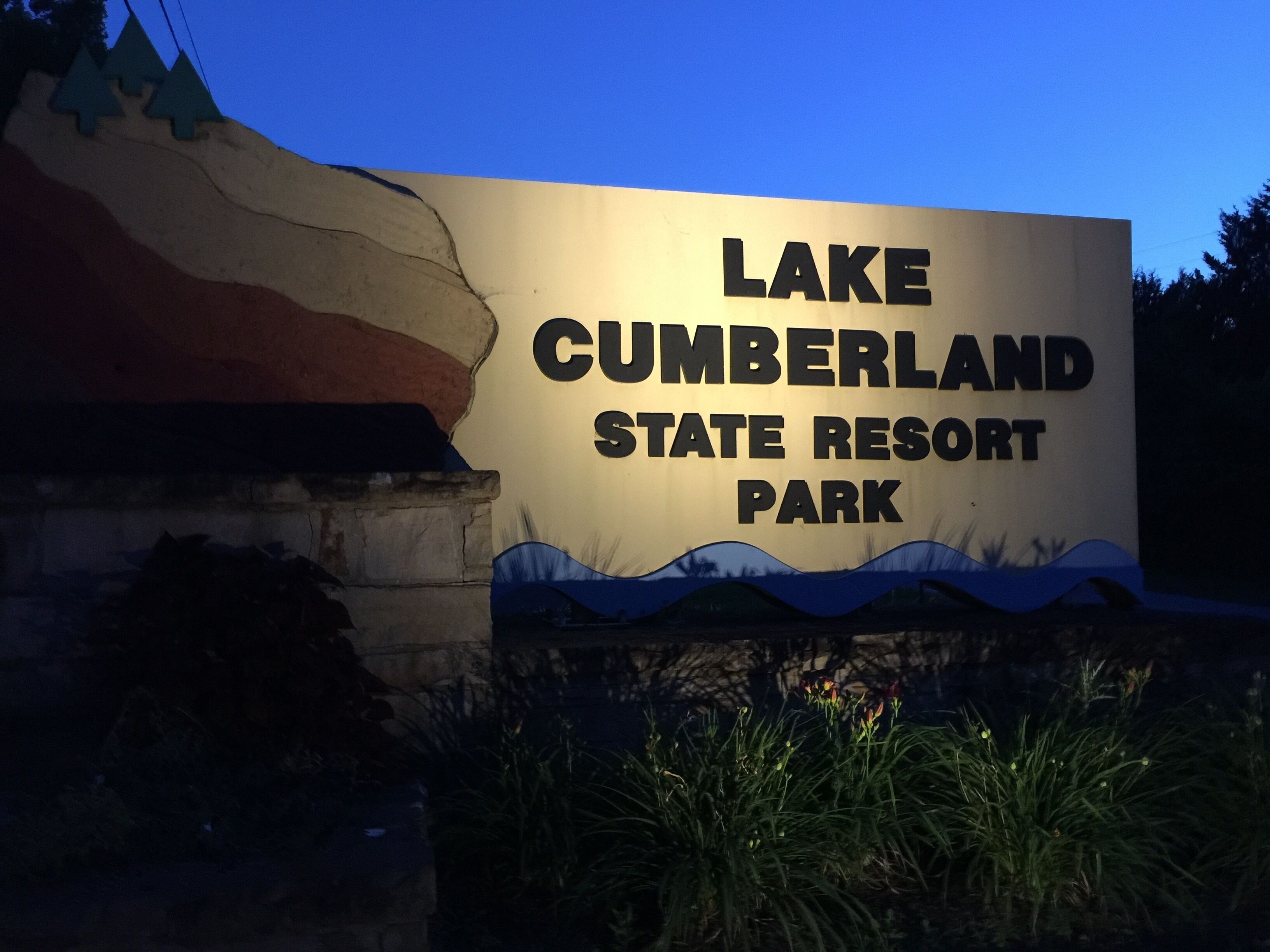 Un panneau indiquant le parc d’État et le centre de villégiature de Lake Cumberland.