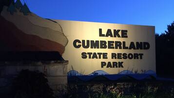 Un panneau indiquant le parc d’État et le centre de villégiature de Lake Cumberland.