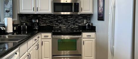 Een koelkast, een microgolfoven, een oven, een kookplaat