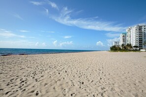 På stranden, solstolar och strandhanddukar