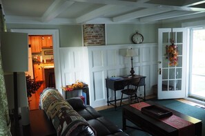 Smart TV, fireplace, books, music library