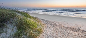 C6, Romantic apartment in city center, Flagler location, near beaches, parking!