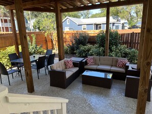 Outdoor dining - F3, Downtown St. Augustine, POOL, King bed, office, free onsite parking (St. Augustine)