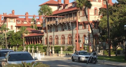 F3, Downtown St. Augustine, POOL, King bed, office, free onsite parking