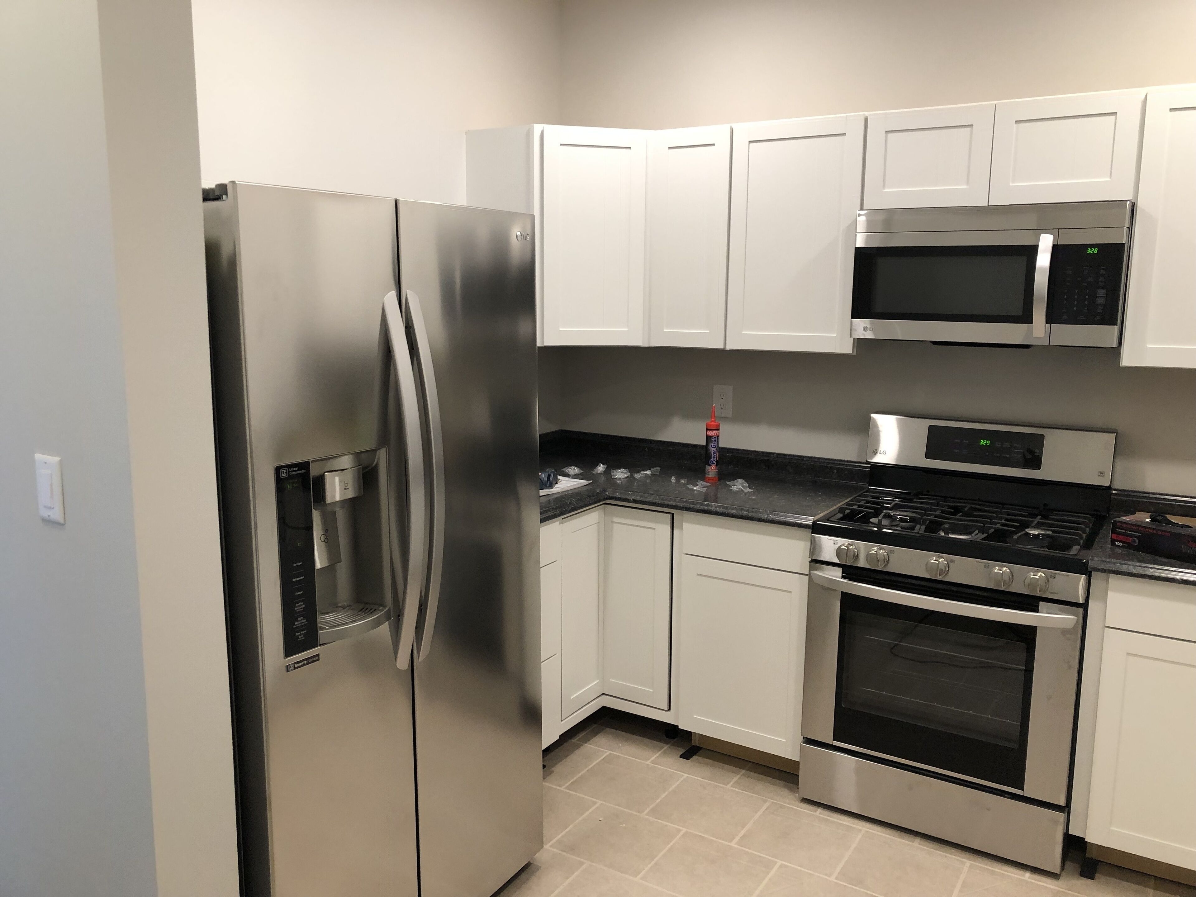 Køleskab, mikrobølgeovn, ovn, kogeplade