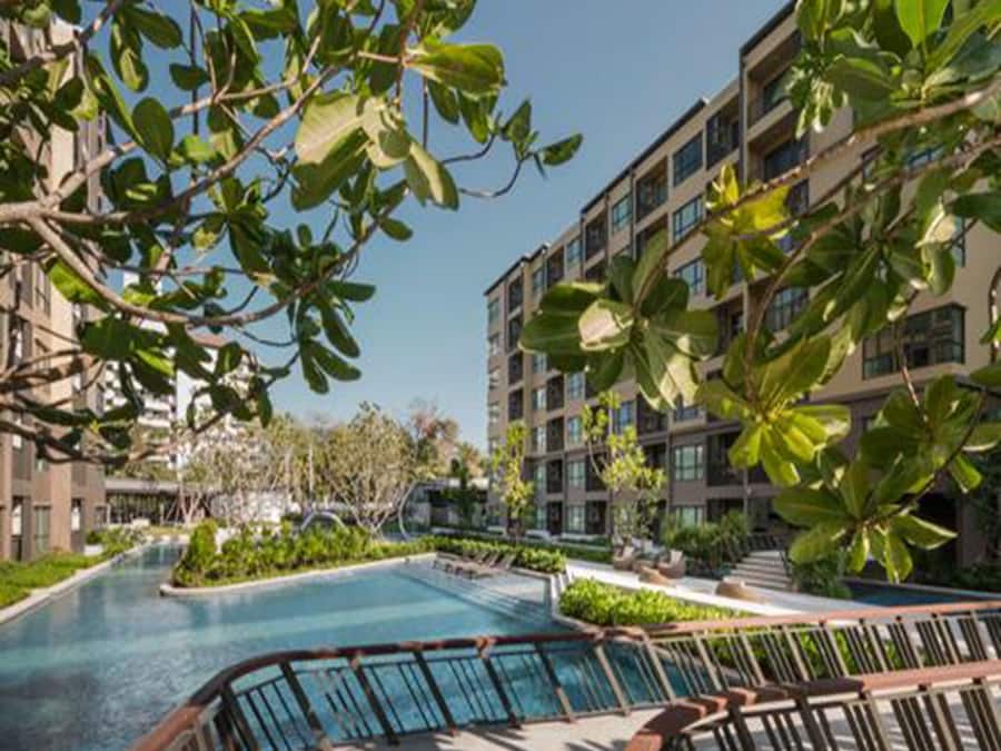 Una piscina al aire libre