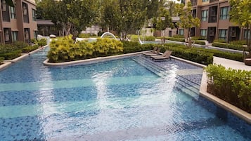 Una piscina al aire libre