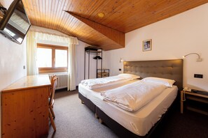 Doppel- oder Zweibettzimmer | Zimmersafe, Schreibtisch, Babybetten, kostenloses WLAN