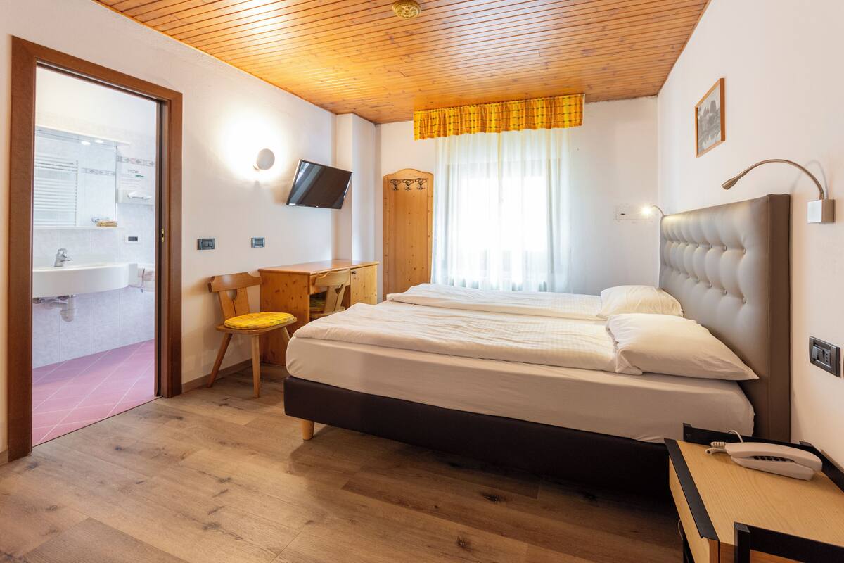 Double or Twin Room | In-room safe, desk, WiFi (free)