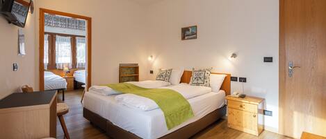 Neljän hengen huone | Tallelokero huoneessa, työpöytä, vauvansängyt, ilmainen Wi-Fi