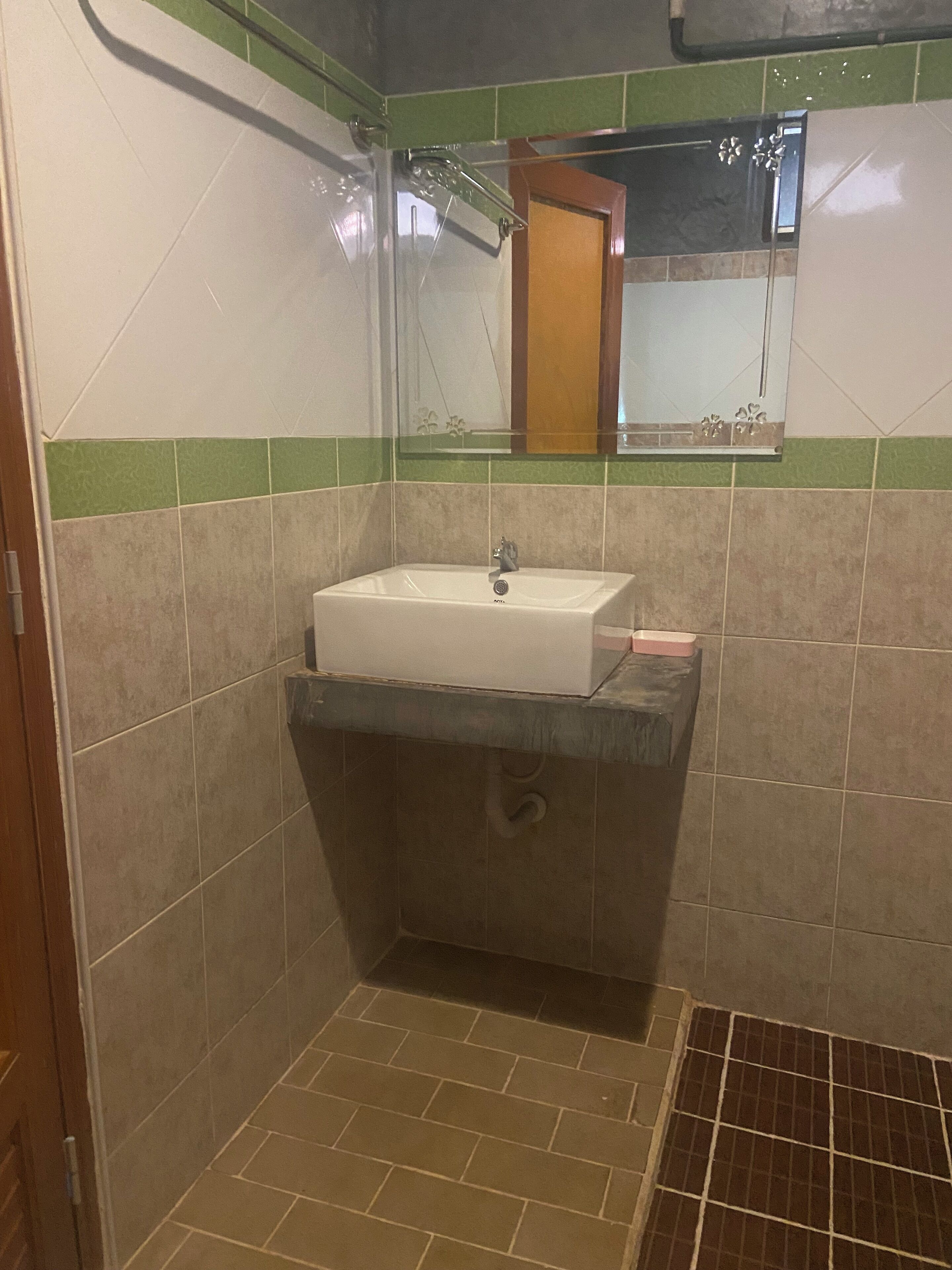 Standard Room | Bathroom | Shower, free toiletries, towels
