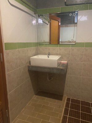 Standard Room | Bathroom | Shower, free toiletries, towels - SD Beach Resort (Pranburi)
