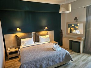 Chambre double, 1 chambre | Lit avec matelas à plateau-coussin, fer et planche à repasser