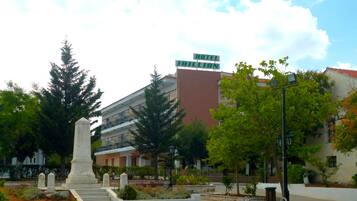 Vista frontal de la propiedad