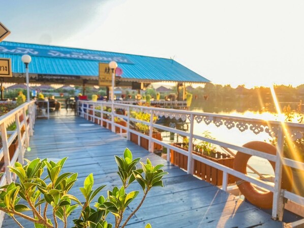 Breakfast, lunch, dinner served; local and international cuisine  - Rimbueng Resort Pranburi (Pranburi)