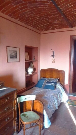 Triple Room | Desk, free WiFi
