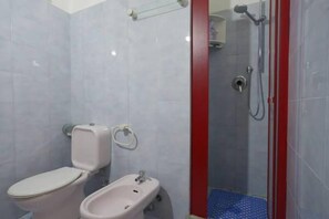 Apartment, 1 Schlafzimmer | Badezimmer | Dusche, Haartrockner, Bidet, Handtücher