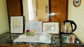 Chambre Triple Familiale | Minibar, coffres-forts dans les chambres, rideaux occultants