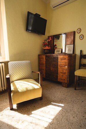 Tremannsrom – familie | Minibar, safe på rommet, blendingsgardiner og lydisolert