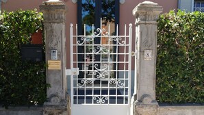 A gated entrance with a sign indicating it is a villa offering breakfast. - Villa Liberty B&B (Fano)