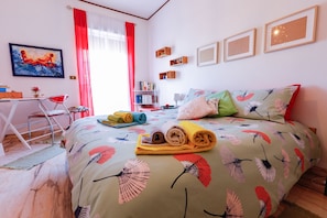 Escritorio, wifi gratis y ropa de cama