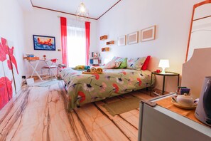 Tek Büyük Yataklı Oda, Özel Banyo (External) | Masa, ücretsiz kablosuz İnternet, çarşaf takımı