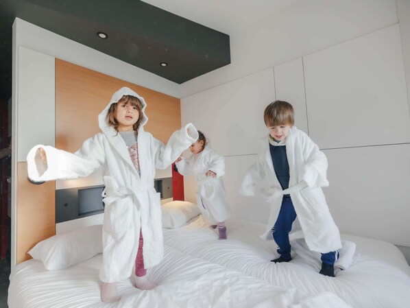 Værelse - 3 enkeltsenge | Skrivebord, mørklægningsgardiner, lydisolering, gratis baby-/barnesenge