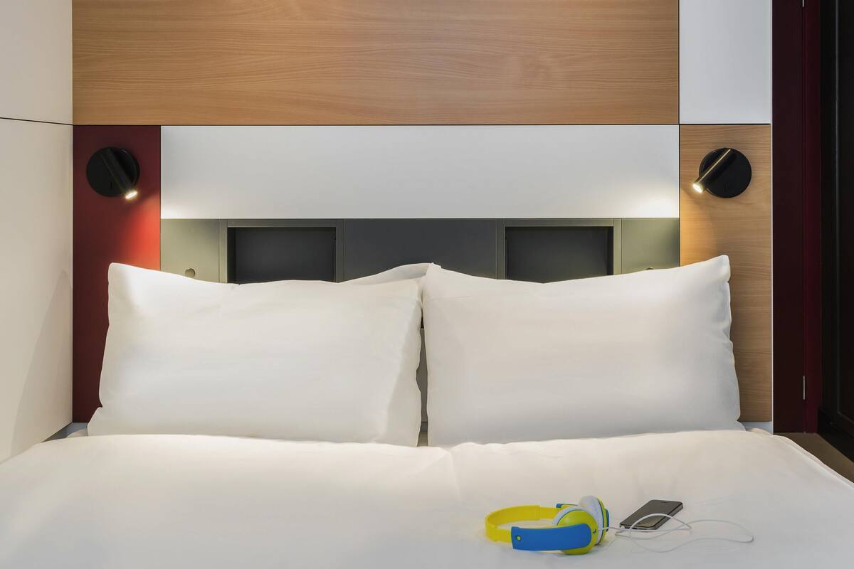 desk, blackout curtains, soundproofing, free cots/infant beds