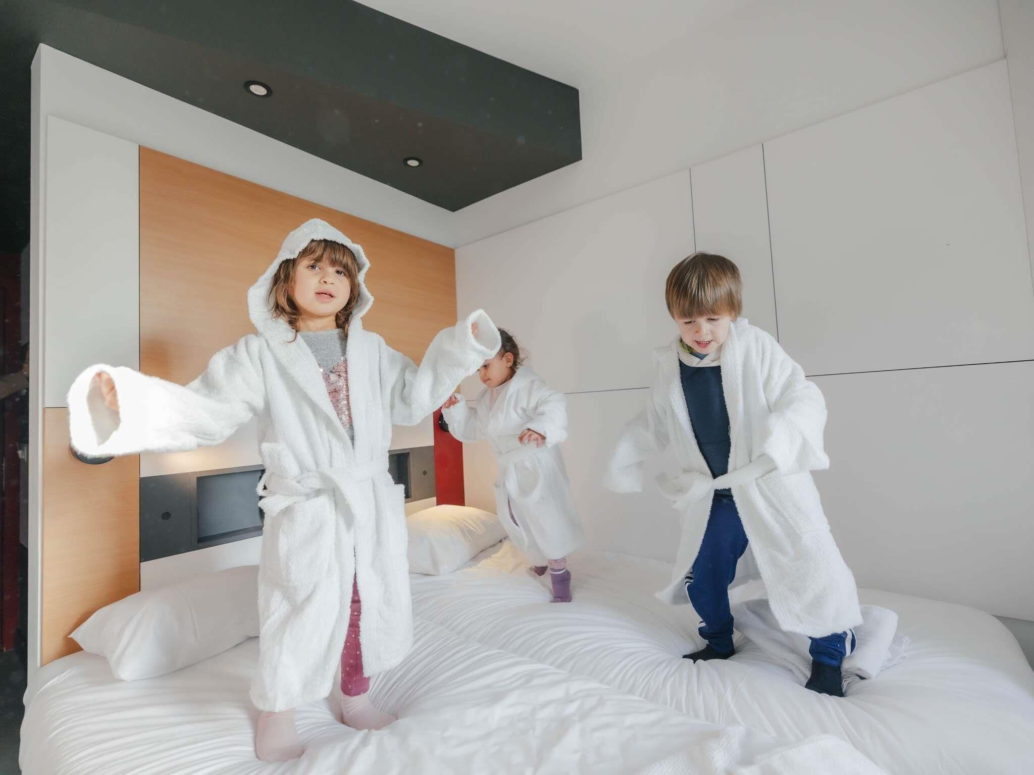 Bureau, rideaux occultants, chambres insonorisées, lits bébé (gratuits)