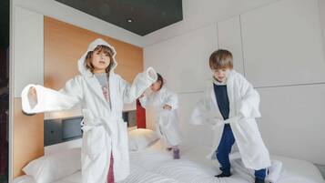 Bureau, rideaux occultants, chambres insonorisées, lits bébé (gratuits)