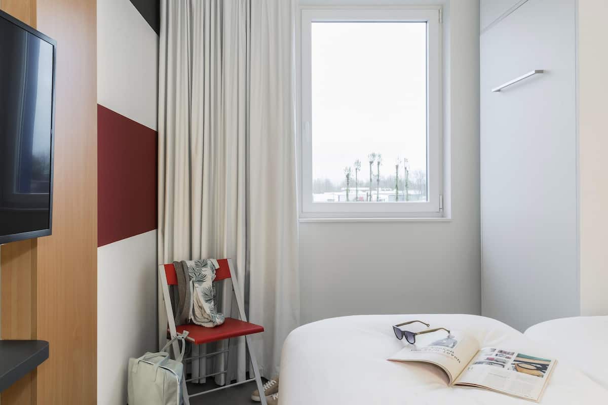 room, 3 single beds | desk, blackout curtains, soundproofing, free cots/infant beds