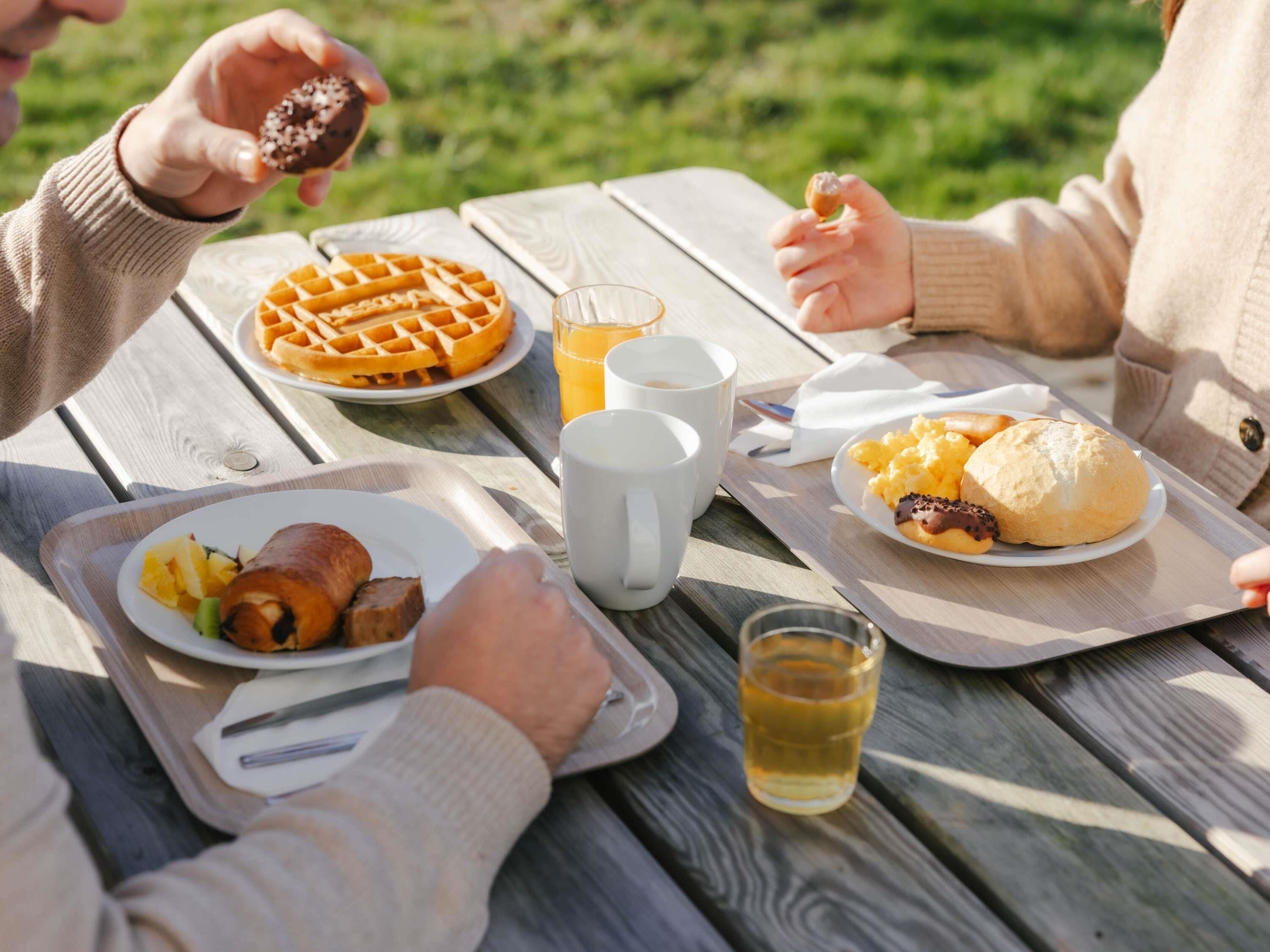 Petit déjeuner buffet (15.50 EUR par personne)