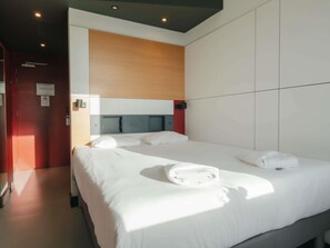 Habitación, 1 cama doble | Escritorio, cortinas opacas, sistema de insonorización y cunas gratuitas