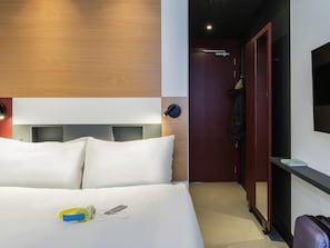 Schreibtisch, Verdunkelungsvorhänge, schallisolierte Zimmer