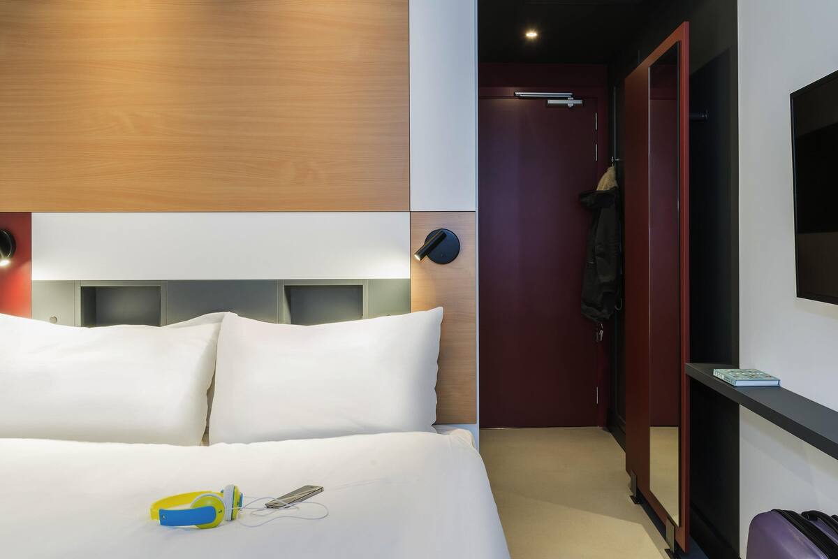 desk, blackout curtains, soundproofing, free cots/infant beds