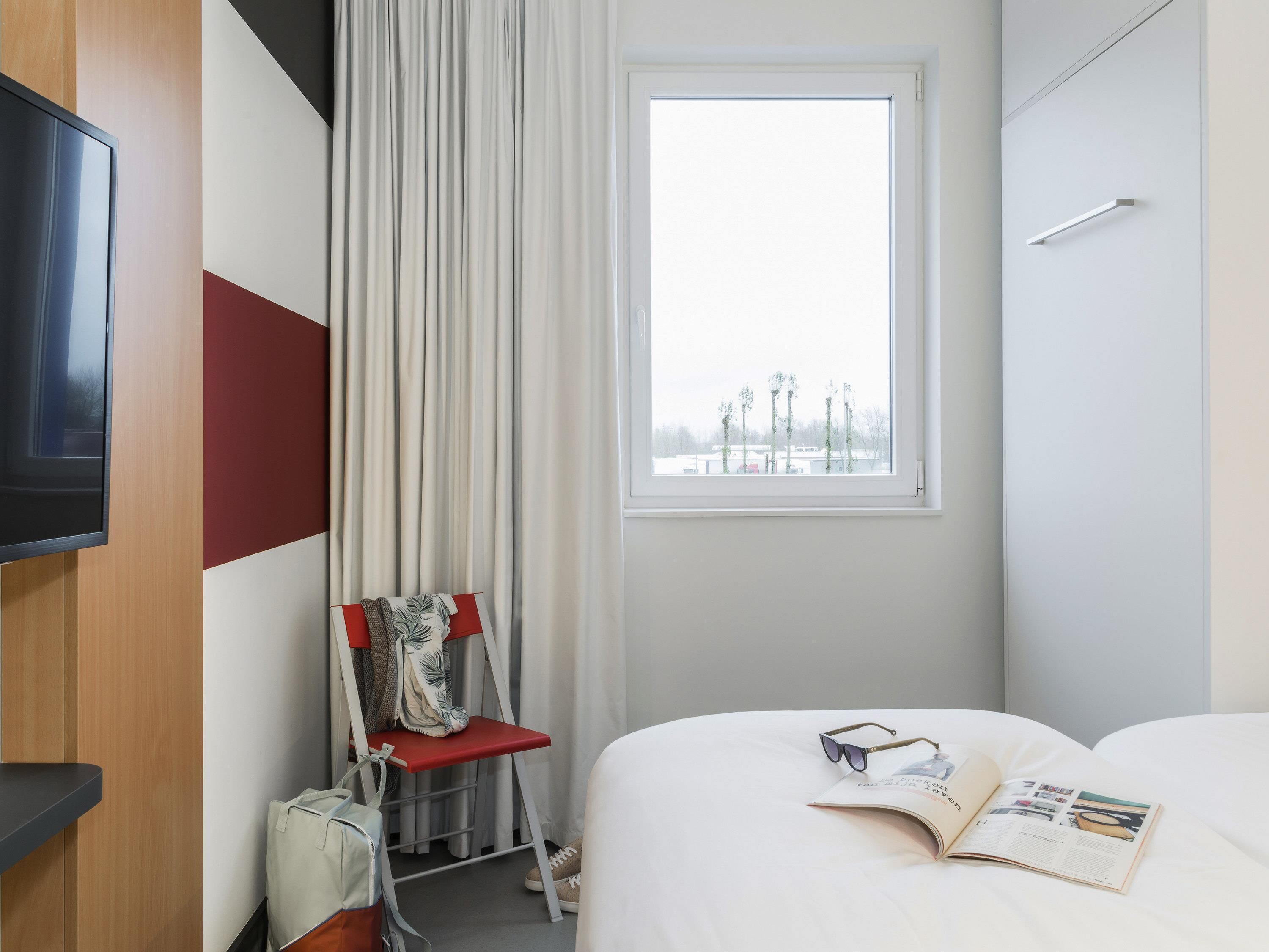 Room, 3 Single Beds | Desk, blackout curtains, soundproofing, free cots/infant beds