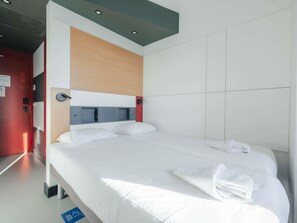 Værelse - 3 enkeltsenge | Skrivebord, mørklægningsgardiner, lydisolering, gratis baby-/barnesenge