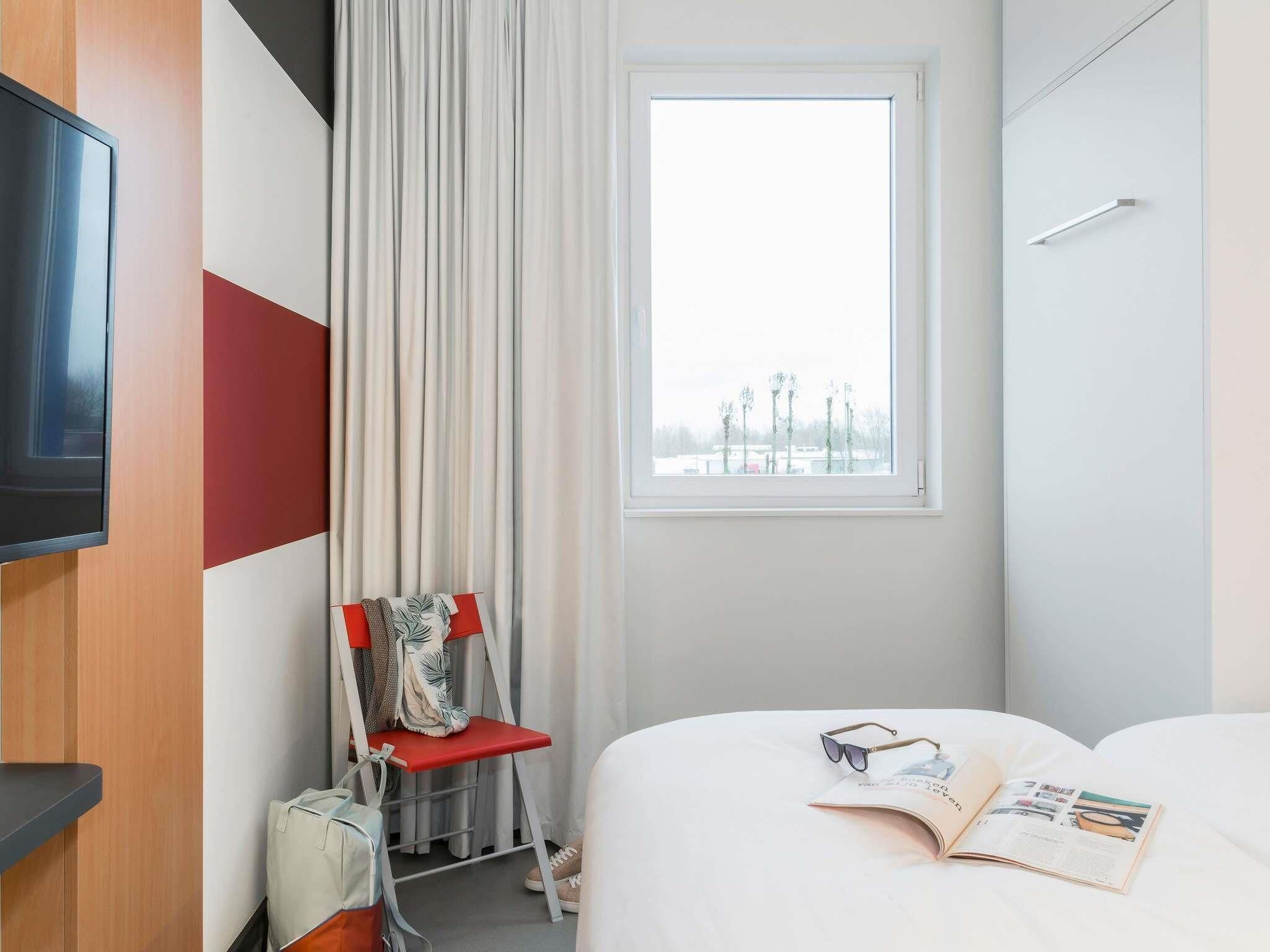 Habitación, 3 camas individuales | Escritorio, cortinas opacas, sistema de insonorización y cunas gratuitas