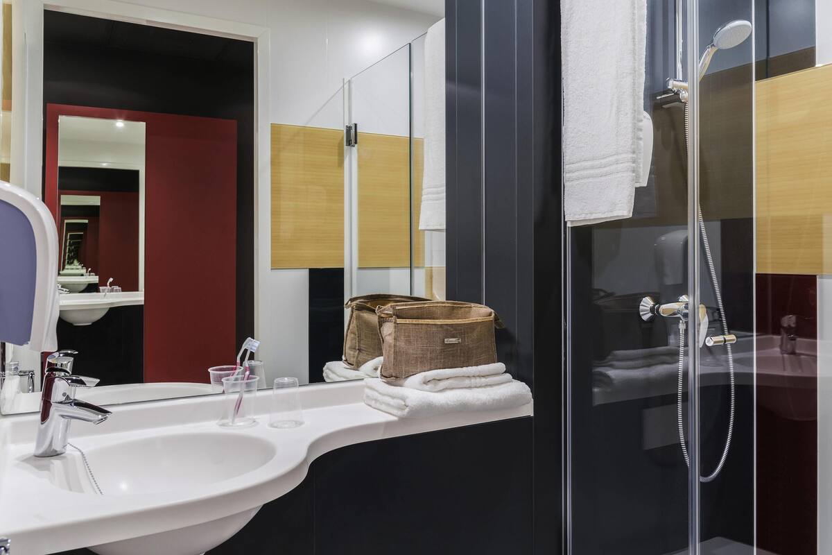 desk, blackout curtains, soundproofing, free cots/infant beds