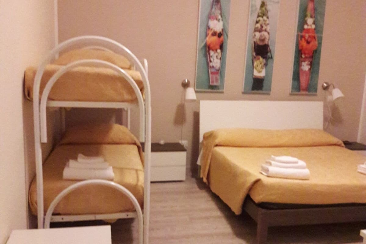Vierbettzimmer | Hochwertige Bettwaren, Zimmersafe, Schreibtisch, Bügeleisen/Bügelbrett